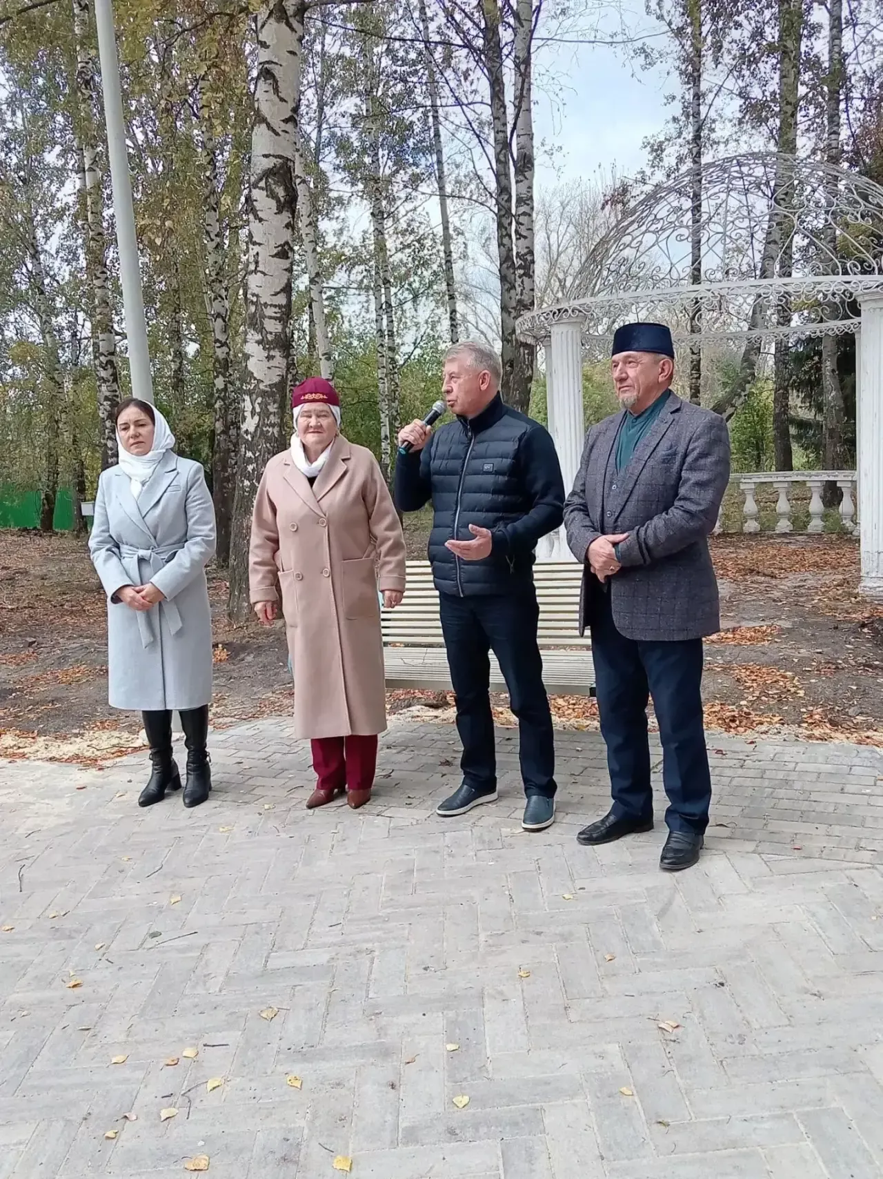 Праздник для старшего поколения прошёл в парке «Выпускников» Дрожжановского района
