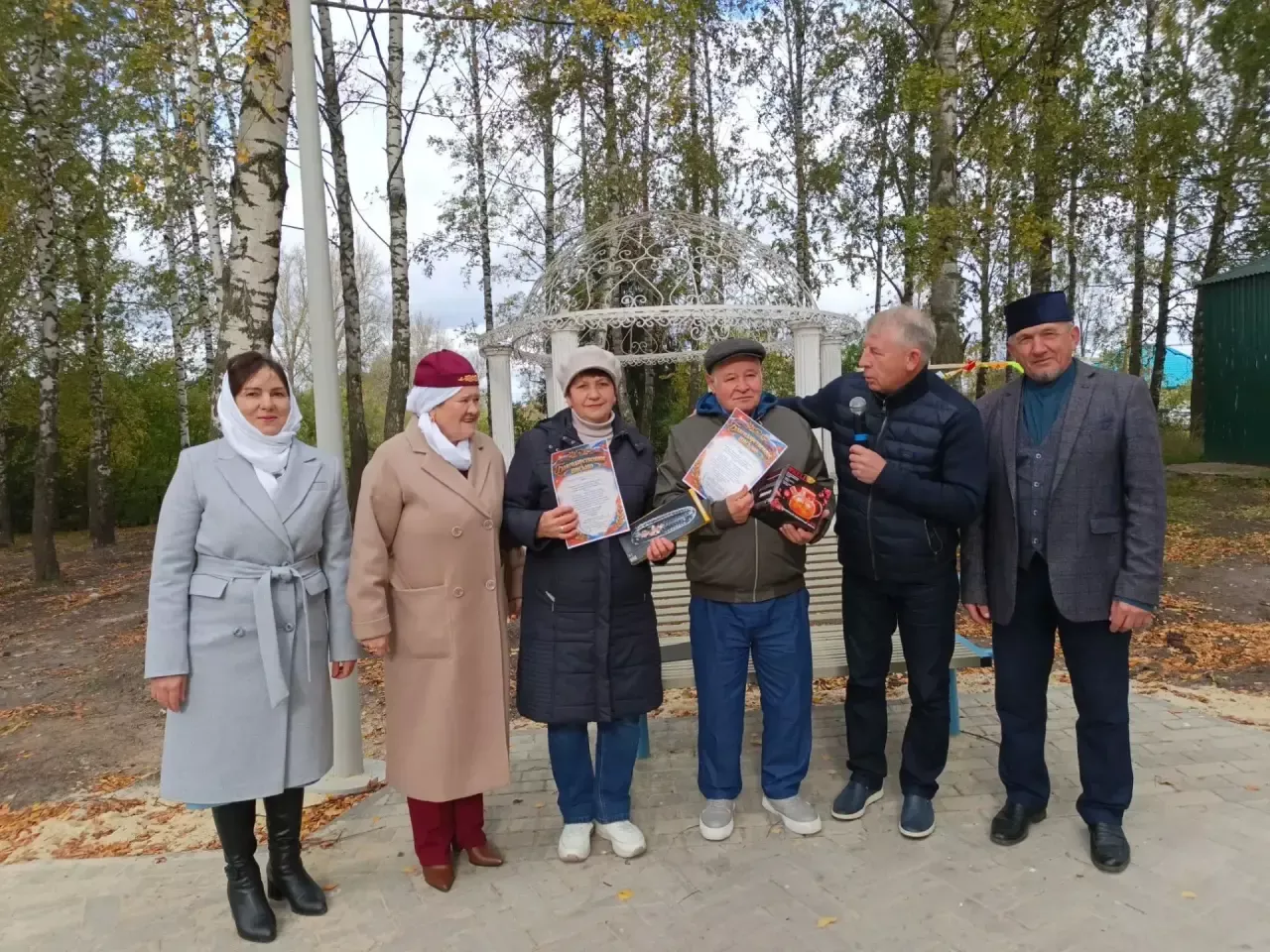 Праздник для старшего поколения прошёл в парке «Выпускников» Дрожжановского района