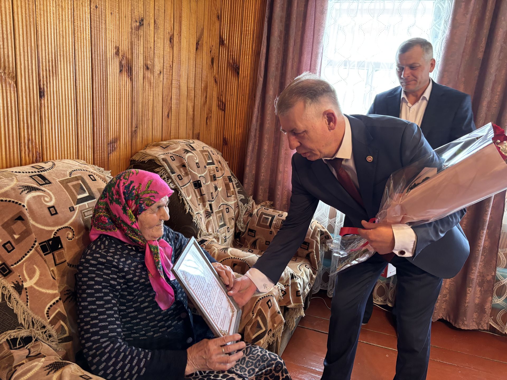 Жительница Дрожжановского района Вера Кутюмова принимает поздравления с юбилеем