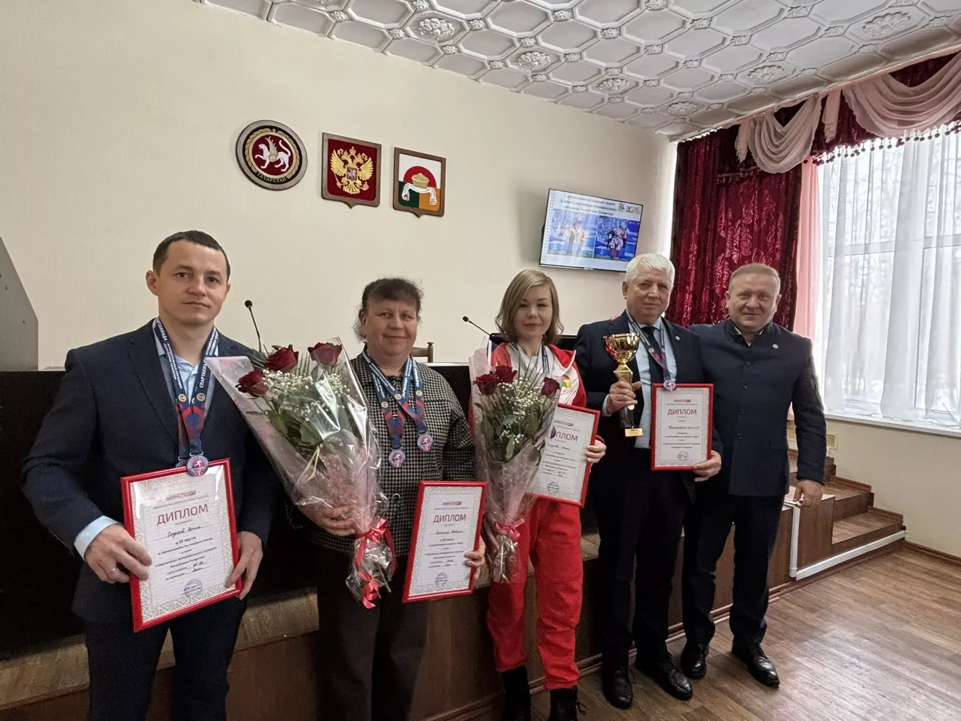 Марат Гафаров поздравил команду лыжников-победителей с «золотым» рекордом