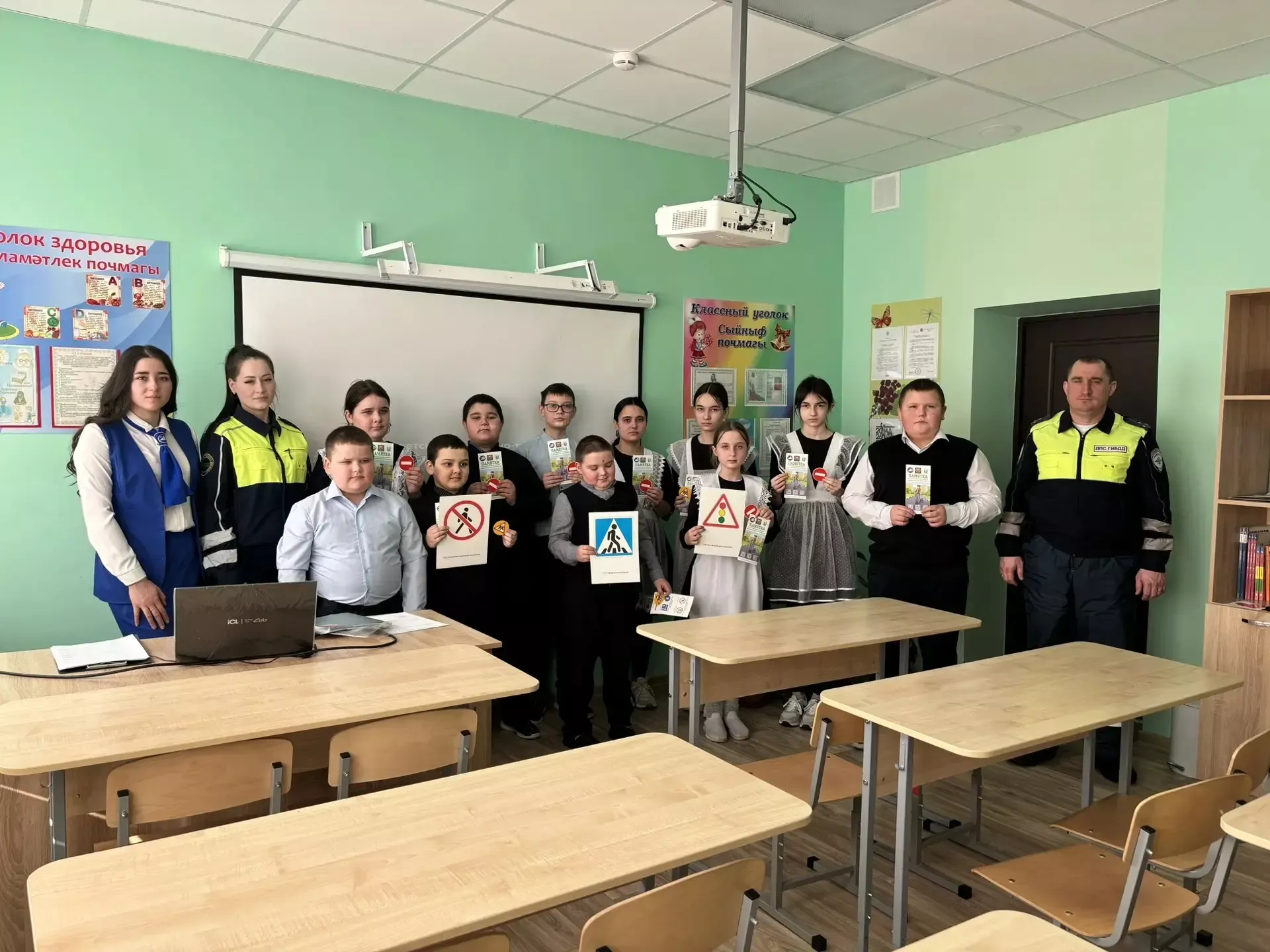 В Староишлинской школе Дрожжановского района прошёл урок дорожной безопасности с участием Госавтоинспекции