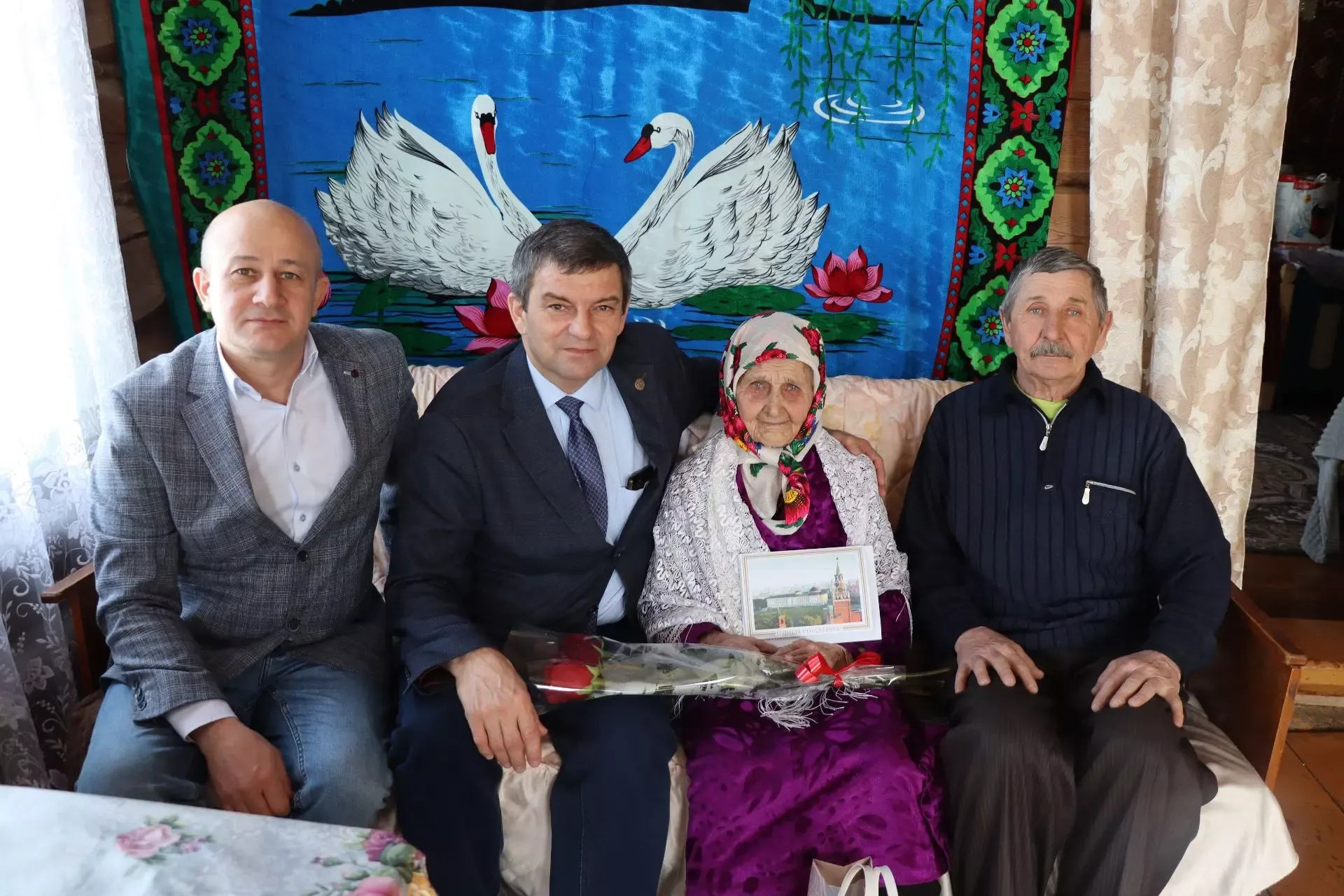 В Дрожжановском районе поздравили труженицу тыла Санию Ханзярову