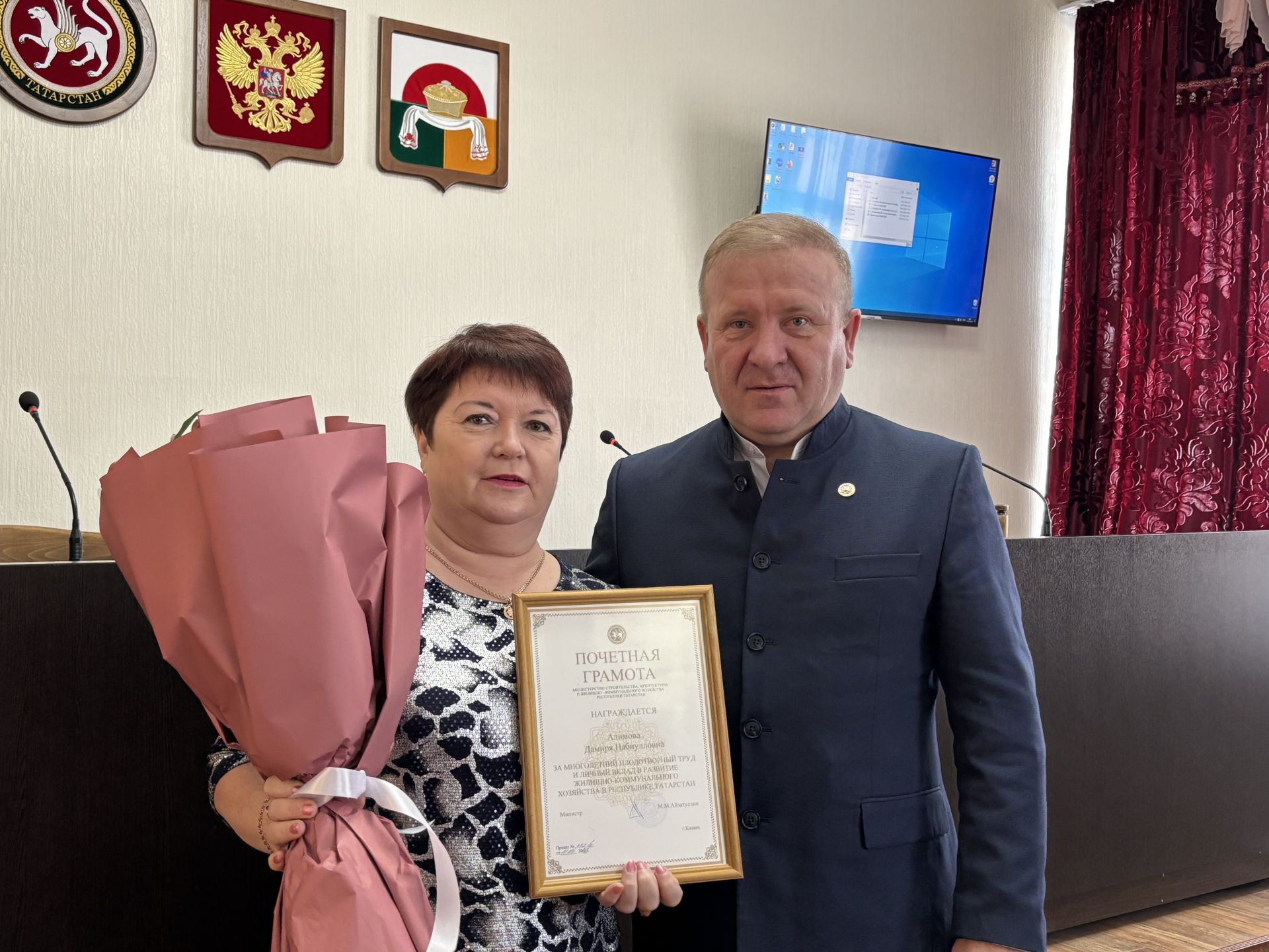 Глава Дрожжановского района вручил награды работникам жилищно-коммунального хозяйства