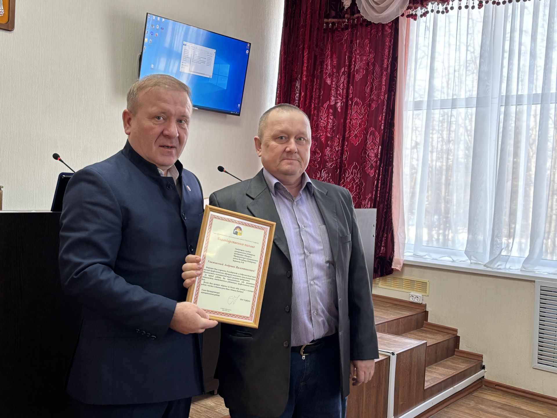 Глава Дрожжановского района вручил награды работникам жилищно-коммунального хозяйства