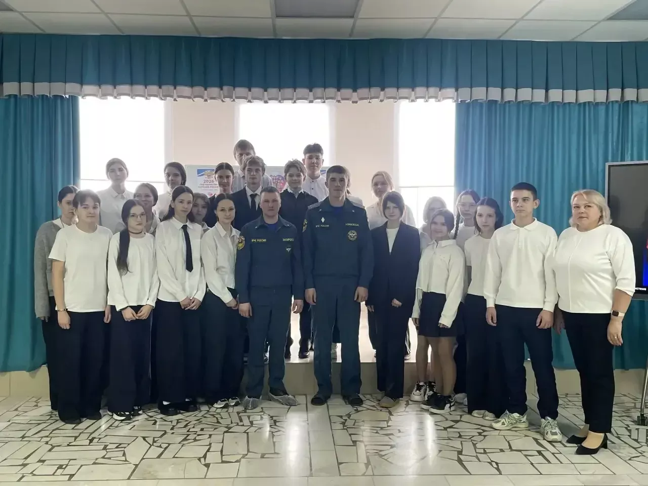 Сотрудники МЧС провели для лицеистов урок безопасности и мастер-класс по профориентации