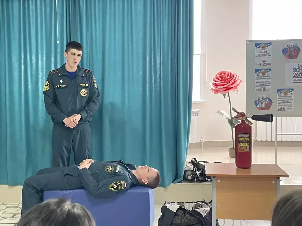 Сотрудники МЧС провели для лицеистов урок безопасности и мастер-класс по профориентации