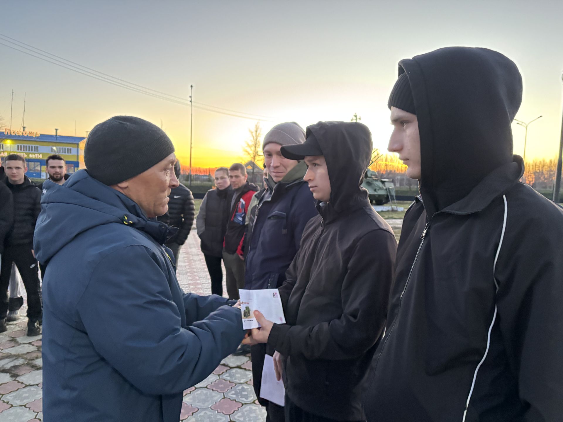 В Дрожжановском районе проводили первую группу призывников на срочную службу