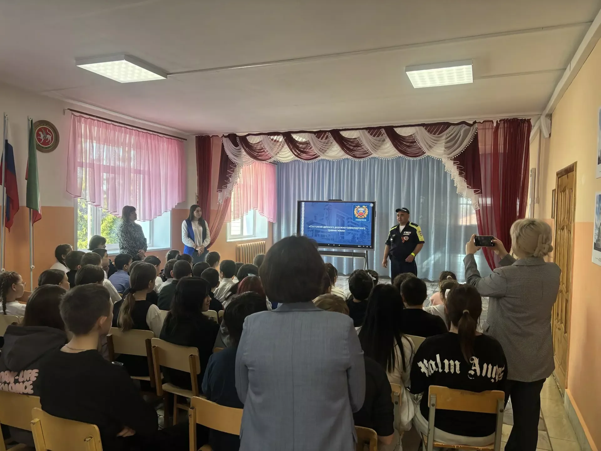 В Убеевской школе провели урок БДД и раздали Георгиевские ленточки