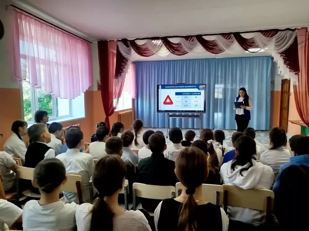 В Убеевской школе провели урок БДД и раздали Георгиевские ленточки