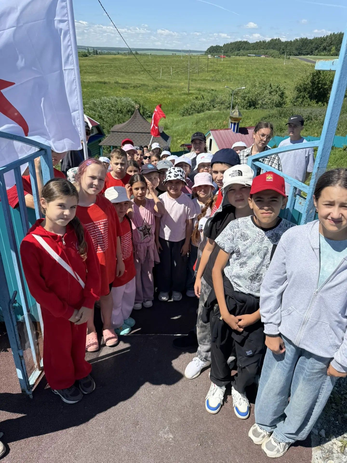 Команда «Движения Первых» в «Чайке» Дрожжановского района совершили поход-экскурсию на родник