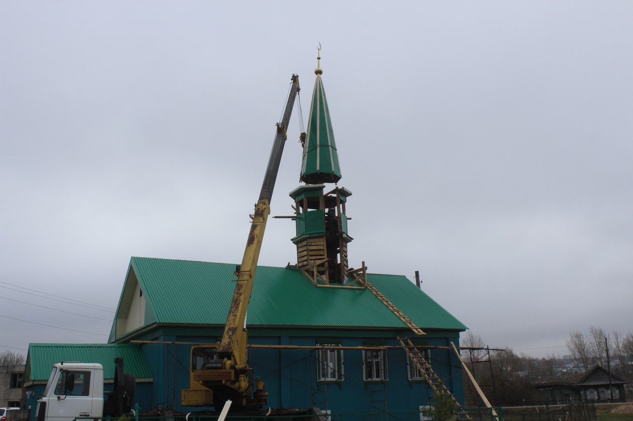 В обновленной мечети села Новое Дрожжаное  установили минарет  с полумесяцем