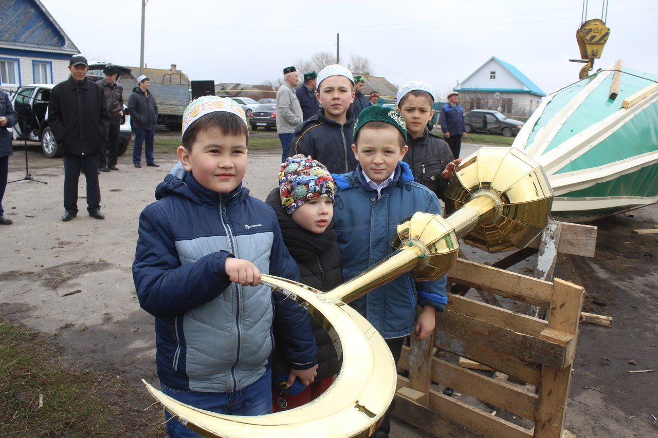 Яңа Чүпрәле авылының яңартылган мәчетенә  манара һәм ай  урнаштырылды