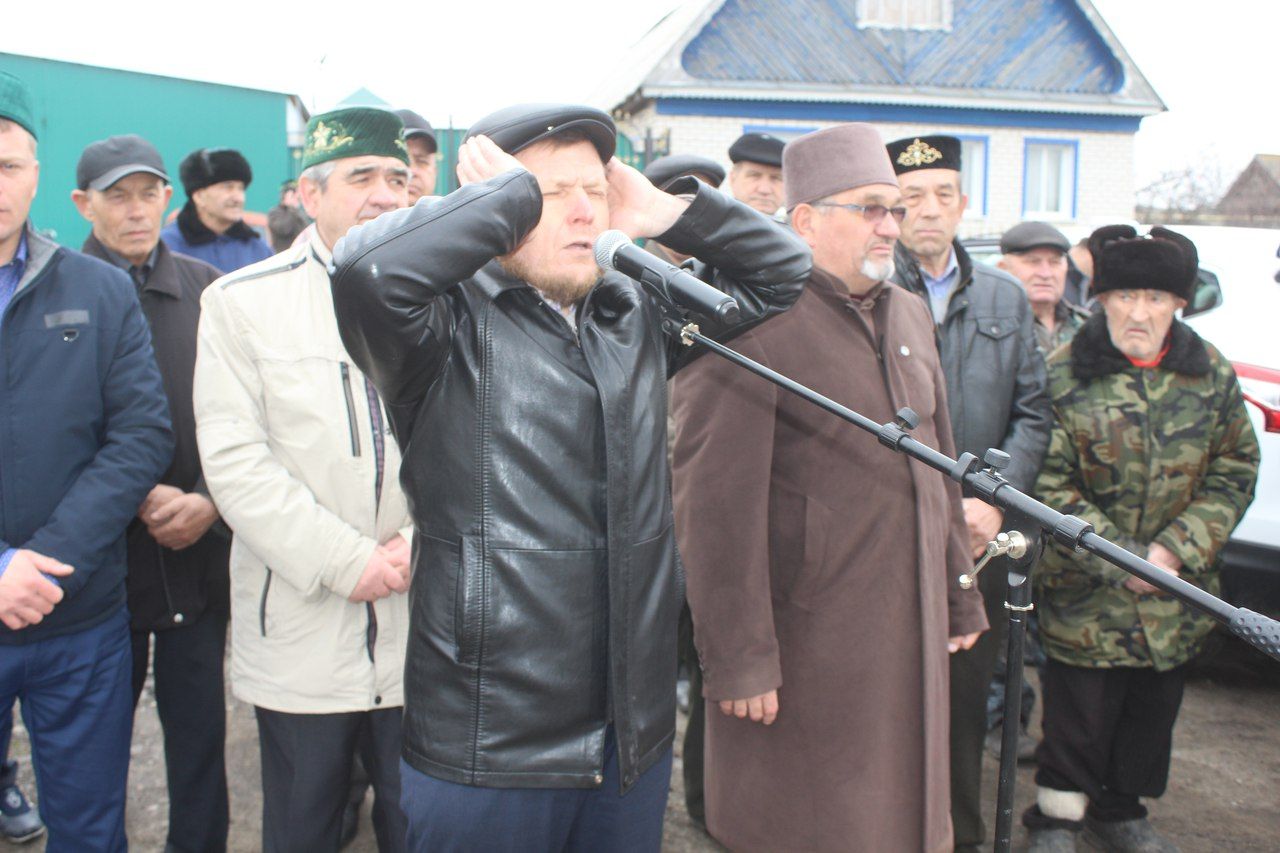 В обновленной мечети села Новое Дрожжаное  установили минарет  с полумесяцем