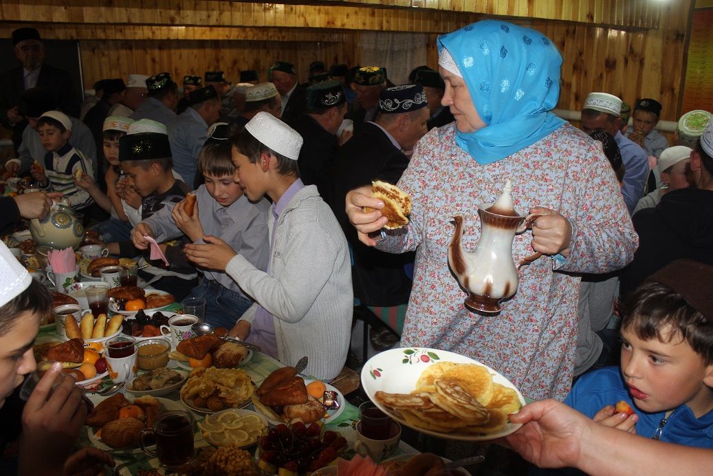 Ифтар в мечети села Новое Дрожжаное