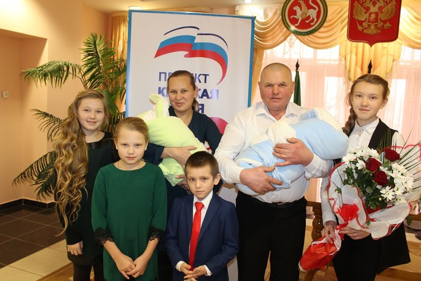 В Дрожжаном состоялось торжественное чествование первого ребёнка, близнецов, вручение сертификатов на материнский капитал