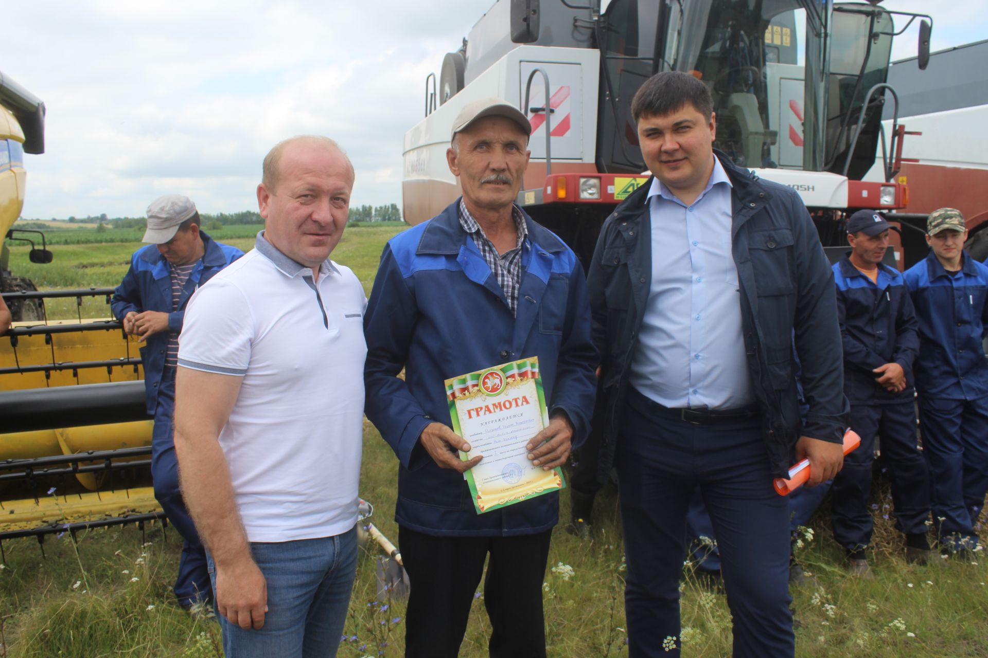 Парад зерноуборочных комбайнов в Дрожжаном 2019