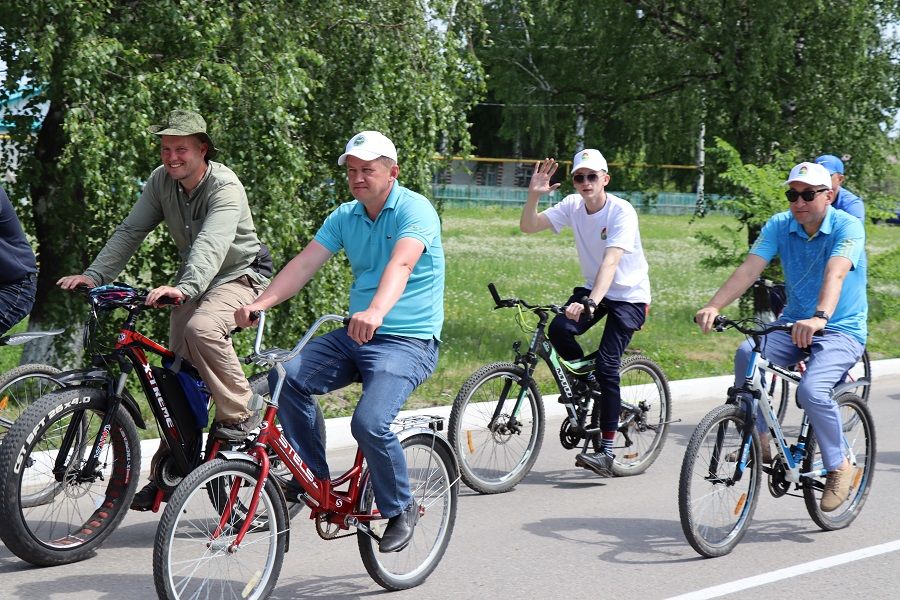 Участники бизнес-веломарафона приехали из Казани в Дрожжановский район на велосипедах