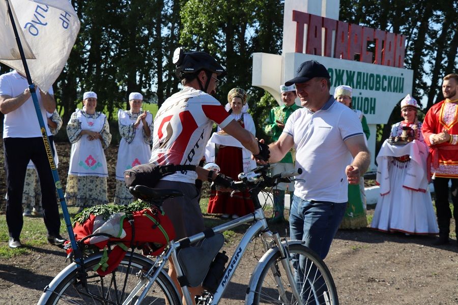 Участники бизнес-веломарафона приехали из Казани в Дрожжановский район на велосипедах