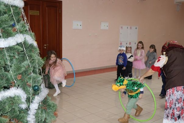 Для детей участников СВО дошкольного возраста показали новогоднее представление