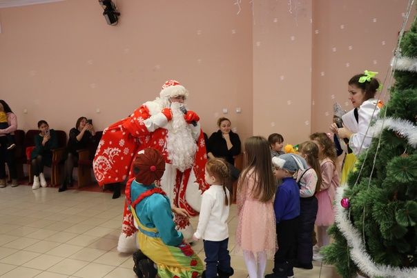 Для детей участников СВО дошкольного возраста показали новогоднее представление