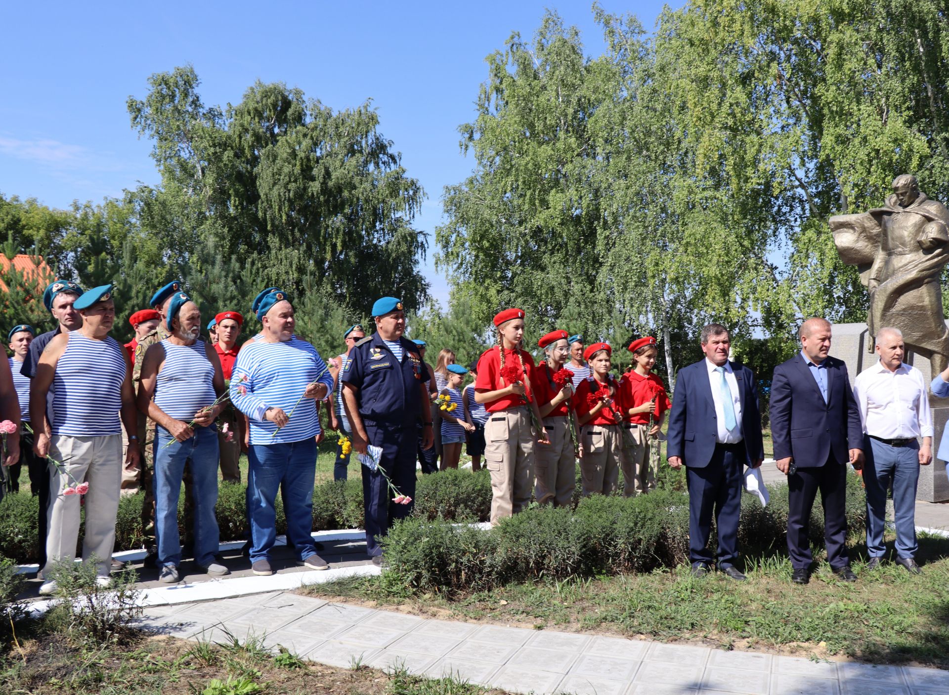 В день ВДВ открыли памятные комплексы в Дрожжаном-2023