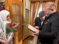 Марат Гафаров поздравил семью Саттаровых с юбилейными датами