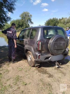 Из пруда достали Chevrolet Niva: с мертвым водителем вытащили трактором