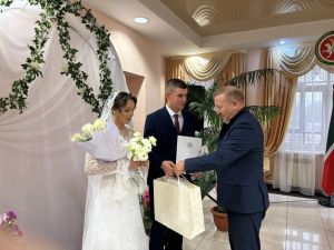 В Дрожжановском районе ко Дню Республики и района зарегистрирован брак Ильнура и Анастасии
