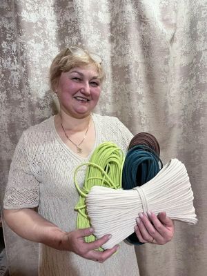 Чүпрәледән Лариса Долгова мамык җепләрләрдән штукатулкалар, кәрзиннәр үрә