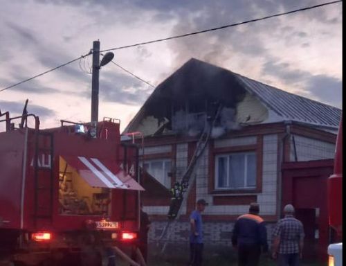 Двухэтажный частный дом загорелся в Дрожжановском районе РТ
