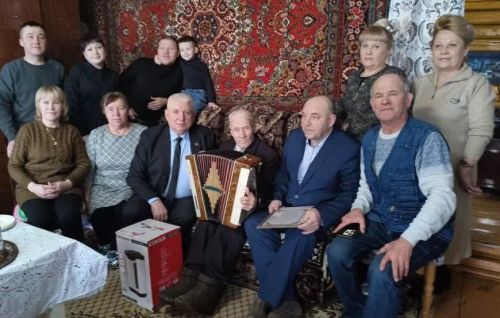 Житель села Новое Ильмово Дрожжановского района Виталий Казаков отмечает 90-летний юбилей
