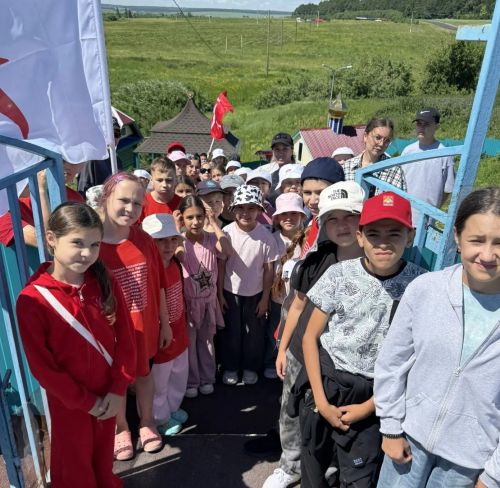 Команда «Движения Первых» в «Чайке» Дрожжановского района совершили поход-экскурсию на родник
