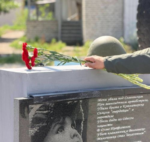 Ринат Садыков возложил цветы к мемориалу освободителям Лисичанска
