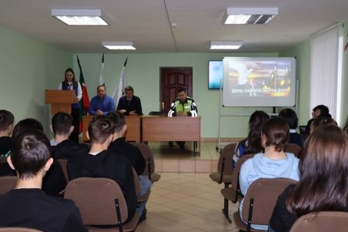 В Дрожжановском техникуме прошло профилактическое мероприятие, посвященное памяти жертв дорожных происшествий