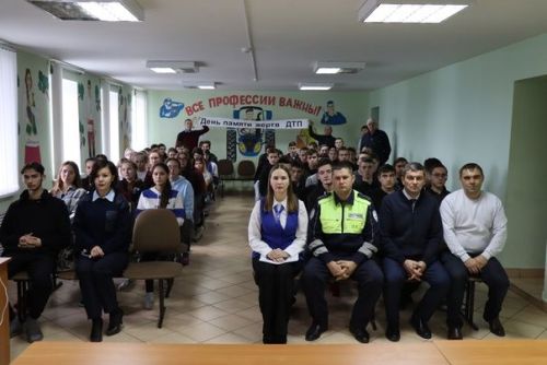 В Дрожжановском техникуме прошло профилактическое мероприятие, посвященное памяти жертв дорожных происшествий