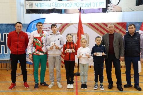 В Дрожжаном в рамках зимнего фестиваля ГТО прошло награждение золотых знаков отличия