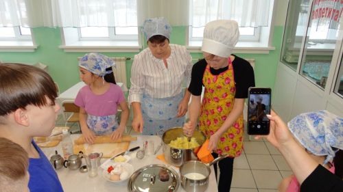 Дрожжановские пенсионеры провели мастер-класс по приготовлению «кыстыбый» в приюте «Теплый дом»