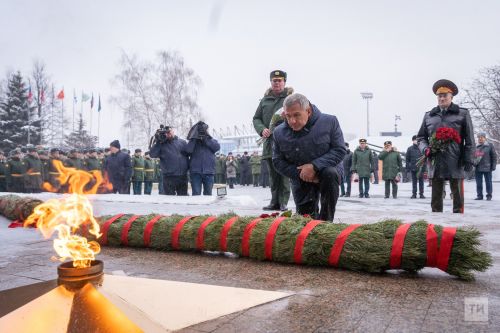 Герои-танкисты РФ: в Танковом училище Казани Минниханов открыл бюсты выпускников-героев