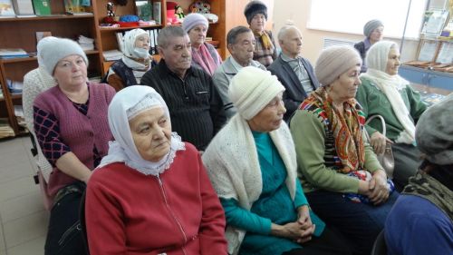 В Дрожжаном пенсионеры встретились с представителями соцслужбы