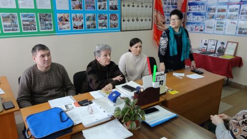 В Дрожжаном пенсионеры встретились с представителями соцслужбы
