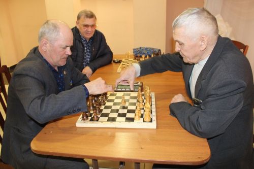 Дрожжановские пенсионеры и семейные команды сразились в шахматы