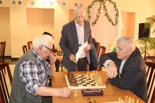Дрожжановские пенсионеры и семейные команды сразились в шахматы