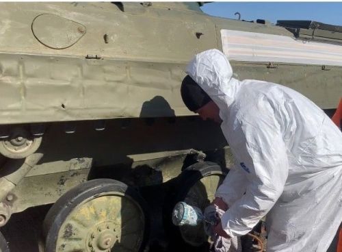 Дрожжановцы вышли на массовую покраску ограждений и военной техники в парках