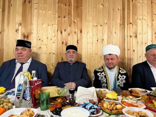 В Дрожжаном директор хозяйства «Цильна» Барис Гафуров и его коллектив провели для сельчан ифтар