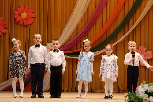 В Дрожжаном состоялся отчетный концерт творческих коллективов «Весеннее настроение»