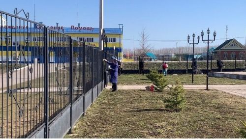 Дрожжановцы вышли на массовую покраску ограждений и военной техники в парках