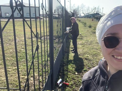 Дрожжановцы вышли на массовую покраску ограждений и военной техники в парках