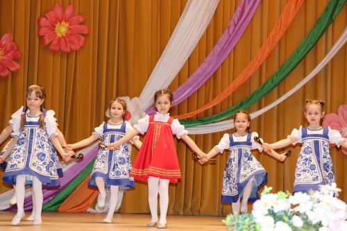 В Дрожжаном состоялся отчетный концерт творческих коллективов «Весеннее настроение»