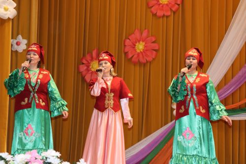 В Дрожжаном состоялся отчетный концерт творческих коллективов «Весеннее настроение»