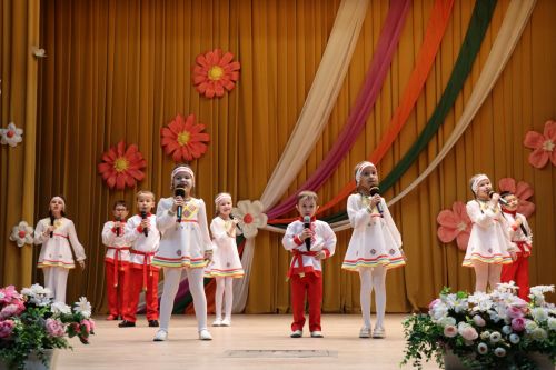 В Дрожжаном состоялся отчетный концерт творческих коллективов «Весеннее настроение»